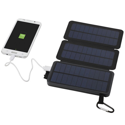 image d'un chargeur solaire avec trois panneaux et plusieurs sorties USB. Protection en plastique imitation cuir.